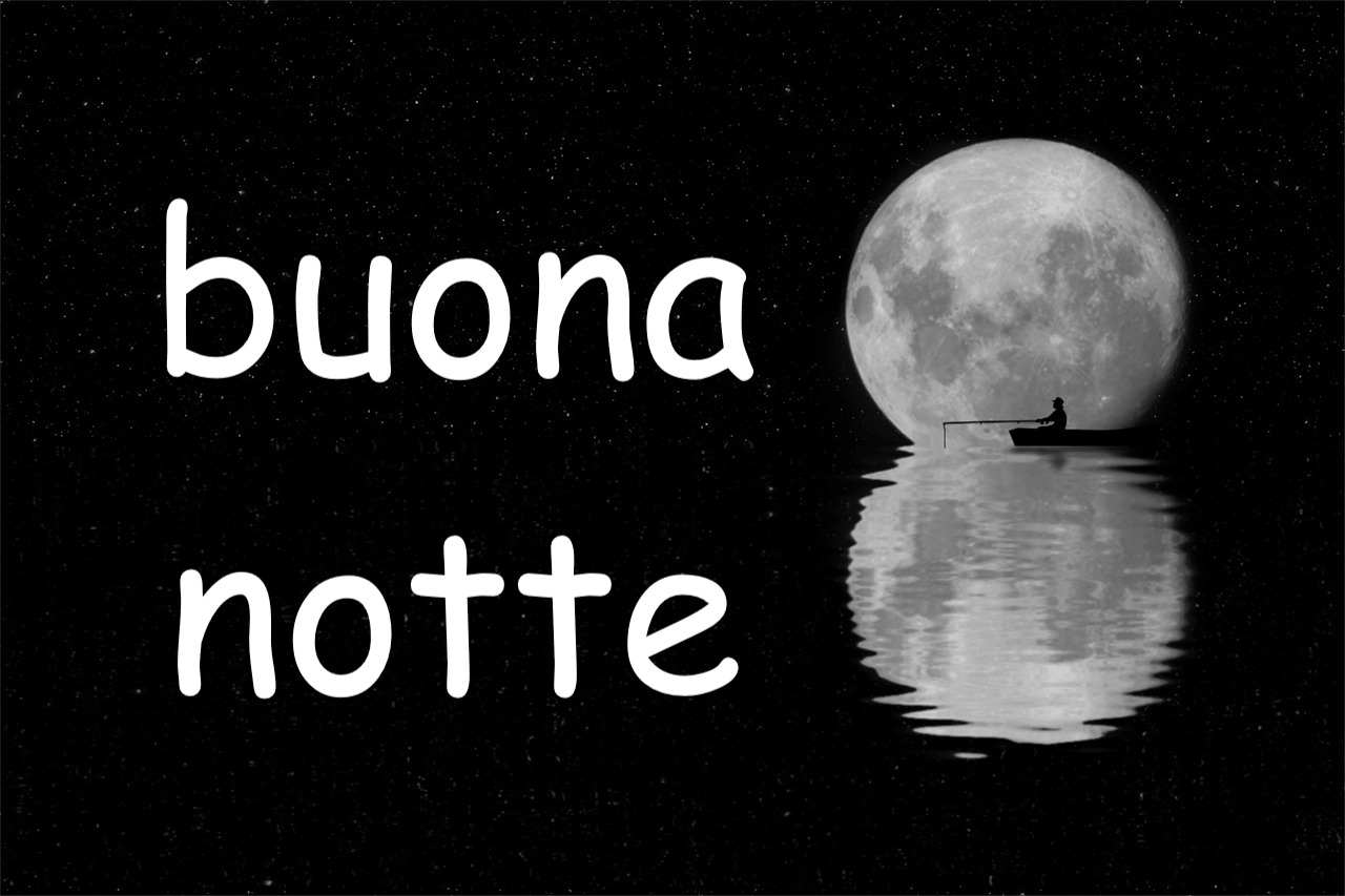 luna grande riflessa nel mare con una barca e un pescatore in piccolo